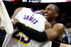 斯科特谈老詹去76人：纸面实力强不一定夺冠 04湖人也是梦幻首发