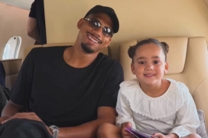 红军新援来了！罗马诺社媒晒照：阿劳霍正飞往利物浦