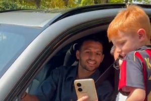 意媒：贡萨洛·拉莫斯抵达米兰内洛，给球迷签名并合影
