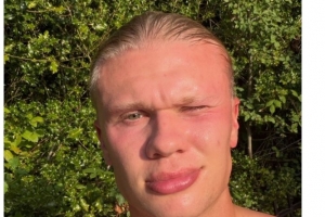 结束假期！哈兰德晒自拍照：回到阳光明媚的曼彻斯特